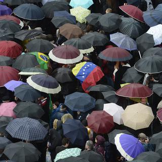 Place St-Pierre, la foule se presse sous la pluie en ce deuxième jour de conclave. [FILIPPO MONTEFORTE]