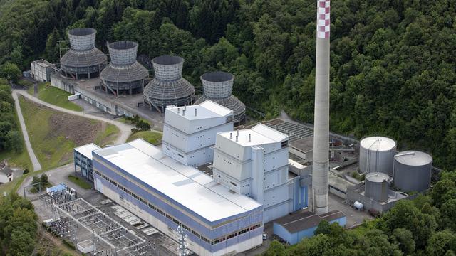 Située sur la commune de Vouvry (VS), la centrale thermique de Chavalon a cessé son activité en 1999. Sa tour mesure 120 mètres de haut. La construction d'une centrale à gaz sur ce site est prévue. [Alessandro Della Bella]