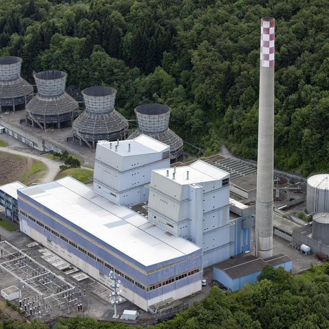 Située sur la commune de Vouvry (VS), la centrale thermique de Chavalon a cessé son activité en 1999. Sa tour mesure 120 mètres de haut. La construction d'une centrale à gaz sur ce site est prévue. [Alessandro Della Bella]