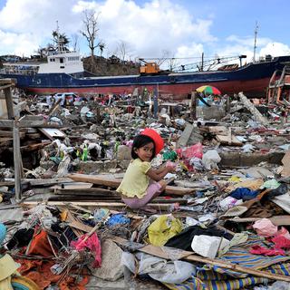 Scène de détresse à Tacloban aux Philippines, le 15 novembre 2013. [Anadolu Agency / AFP - Onur Coban]