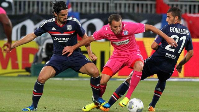 Gashi (en rose) tente d'échapper à Bisevac (à gauche, auteur du 1-0) et Gonalons. Mais Lyon a tenu bon. [Eddy Lemaistre]