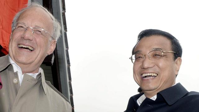 Le conseiller fédéral Johann Schneider-Ammann en compagnie du premier ministre chinois Li Keqiang, vendredi 24 mai. [Walter Bieri]