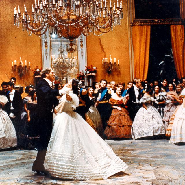 Burt Lancaster et Claudia Cardinale dans la scène de bal du "Guépard" de Lucchino Visconti, 1962. [Archives du 7e art / Photo 12 / AFP]