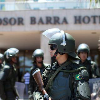 Les troupes brésiliennes en faction devant l'hôtel où auront lieu les enchères [EPA/Antonio Lacerda]