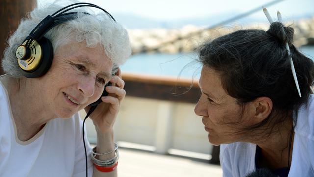 Christine Breton à l'écoute de la productrice Nancy Ypsilantis. L'historienne et conservatrice du patrimoine jette son regard sur la ville et la vie marseillaise dans l'émission Babylone du 19 juin 2013.
