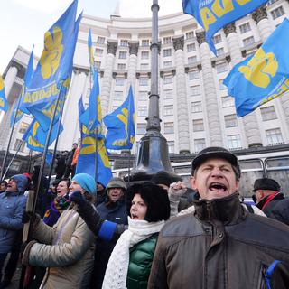 Un millier de manifestants ont bloqué ce lundi l'accès au siège du gouvernement à Kiev. [Sergei Supinsky]