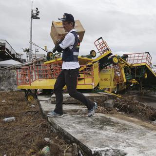 Le cyclone Haiyan aurait fait 10’000 morts, rien que pour la ville de Tacloban aux Philippines. [AP/Keystone - Aaron Favila]
