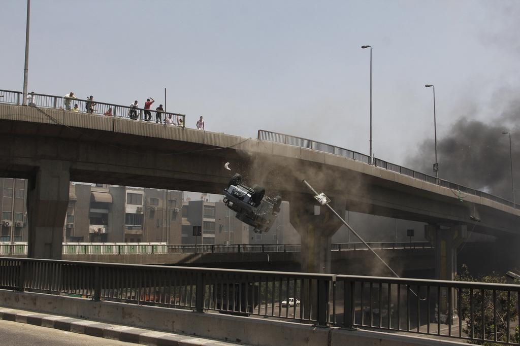 Véhicule de police tombe d'un pont en Egypte, Mnaifestation, Morsi, Caire [AP Photo/Sabry Khaled/El Shorouk Newspaper - Aly Hazzaa]