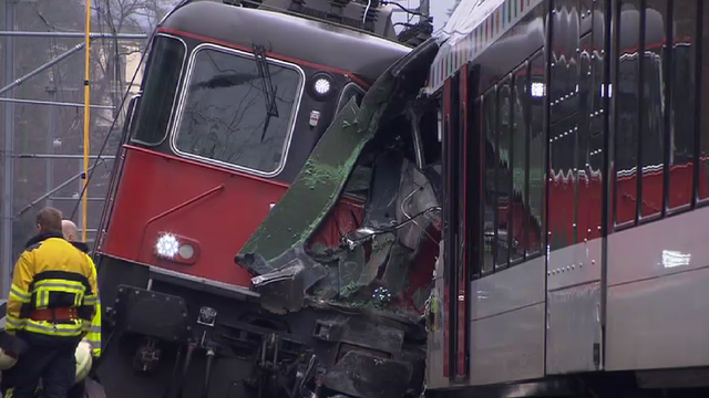 La locomotive d'un des deux trains qui sont entrés en collision jeudi matin a déraillé.