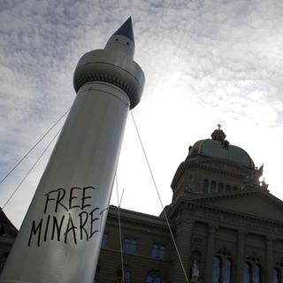 Un minaret en plastic devant le Palais Fédéral à Berne en 2011 lors d'une manifestation organisée par le Conseil Central Islamique Suisse (CCIS). [Fabrice Coffrini]