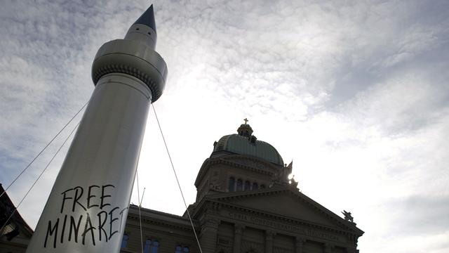 Un minaret en plastic devant le Palais Fédéral à Berne en 2011 lors d'une manifestation organisée par le Conseil Central Islamique Suisse (CCIS). [Fabrice Coffrini]