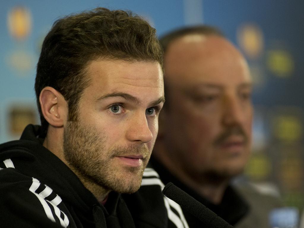 Juan Mata et Rafael Benitez (2e plan) ont tenté d'éluder les questions sur Mourinho. [KEYSTONE - Alastair Grant]