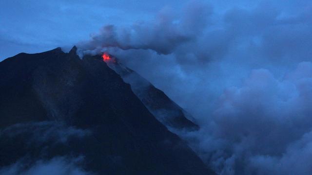 Le volcan Sinabung, dans l'ouest de l'Indonésie, est entré en éruption, causant le déplacement de milliers de personnes. [Keystone - Dedi Sahputra]