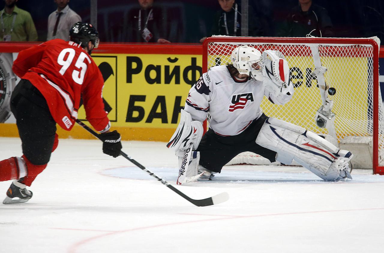 Julian Walker a inscrit le 2e but du match d'un superbe tir. [REUTERS - Arnd Wiegmann]