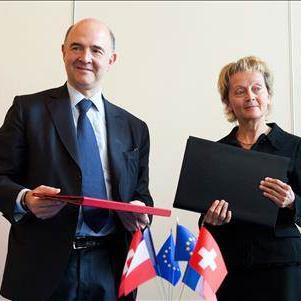 Pierre Moscovici et Eveline Widmer-Schlumpf à Paris. [AFP]