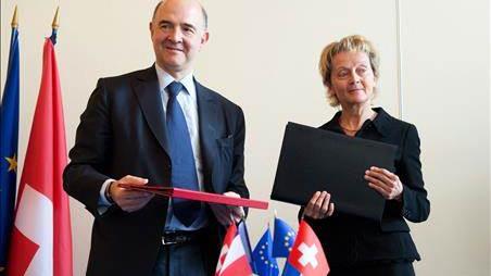 Pierre Moscovici et Eveline Widmer-Schlumpf à Paris. [AFP]