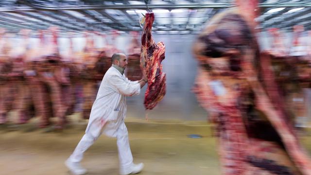Le scandale révèle des pratiques opaques sur le commerce international de "minerai" de viande via des intermédiaires exotiques. [Martin Bureau]