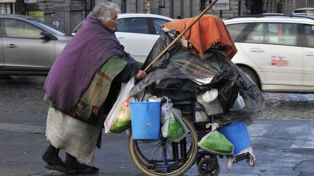 Le seuil de pauvreté relative a été fixé pour l'année 2012 à un revenu de 990,88 euros (1227 francs) pour une famille de deux membres. [AFP - Bob Dewel/Only World]