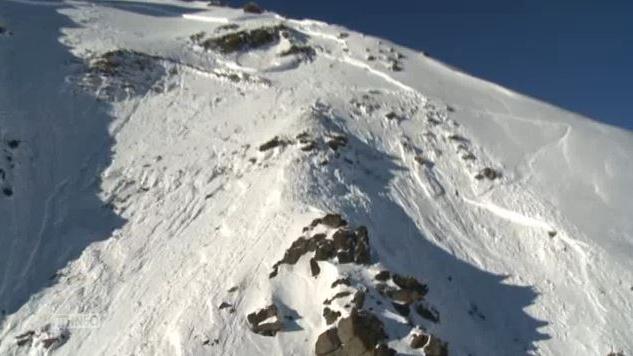 Image de l'avalanche à Saint-Moritz prise depuis un hélicoptère.