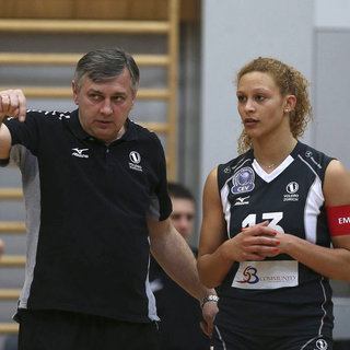 La joueuse Inès Granvorka en discussion avec l'entraîneur du Volero Zurich Baltic Dragutin.