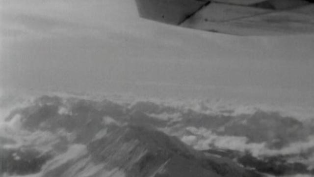 Survol de la région du Mont-Blanc en 1966. [RTS]