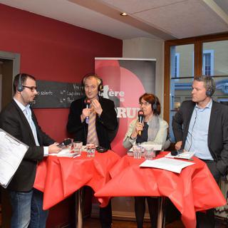 Philippe Revaz (gauche), Alexandra Richard (dte) et leurs invités à Moutier, ce lundi 11.03.2013. [Gaël Klein]