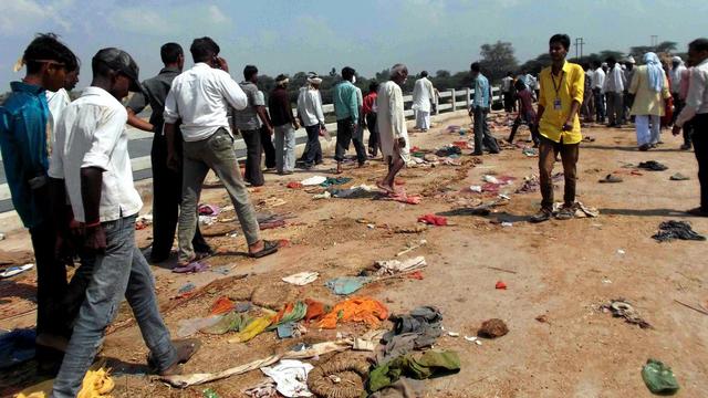 Durant le mouvement de foule, près de 20'000 personnes étaient sur ce pont enjambant la rivière Sindh, en Inde. [EPA/SANJEEV GUPTA]