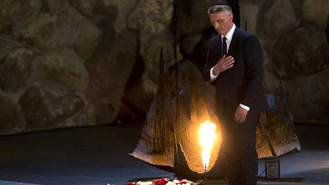 Didier Burkhalter s'est rendu au Mémorial de l'Holocauste Yad Vachem, pour y déposer une gerbe. [EPA/Keystone - Jim Hollander]