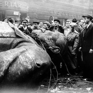 A la fin octobre 19563, les Hongrois se révoltent dans les rue de Budapest contre le communisme stalinien qui s'est installé à la tête de la Hongrie depuis la Seconde guerre mondiale. [Keystone/AP - Arpad Hazafi]