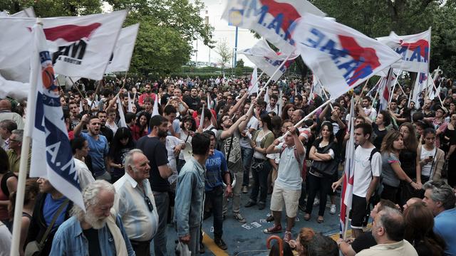 Grecs protestant contre la fermeture de la TV grecque, le 12 juin 2013 à Athènes. [Louisa Gouliamaki]