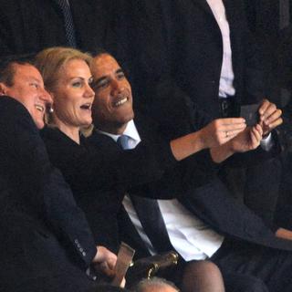 L'image de Barack Obama et ses homologues danois et britannique se prenant en photo a fait le tour du monde. [Roberto Schmidt]