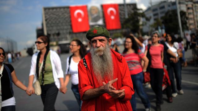 Les contestataires de la place Taksim à Istanbul ont décidé de poursuivre leur mouvement d'occupation ce samedi. [Bulent Kilic]