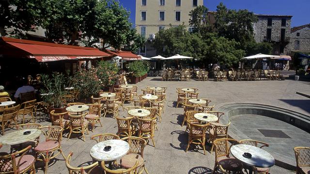 L'attaque a eu lieu dans un café de Porto Vecchio, comme celui-ci.