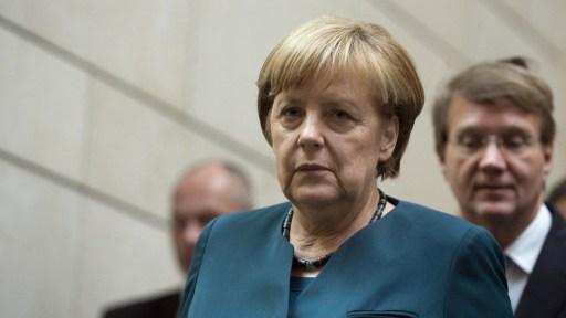 "Entre des amis proches et des pays partenaires comme le sont la République fédérale d'Allemagne et les Etats-Unis depuis des décennies, une telle surveillance d'un chef de gouvernement ne peut exister", a déclaré Angela Merkel dans un communiqué. [AFP - Johannes Eisele]