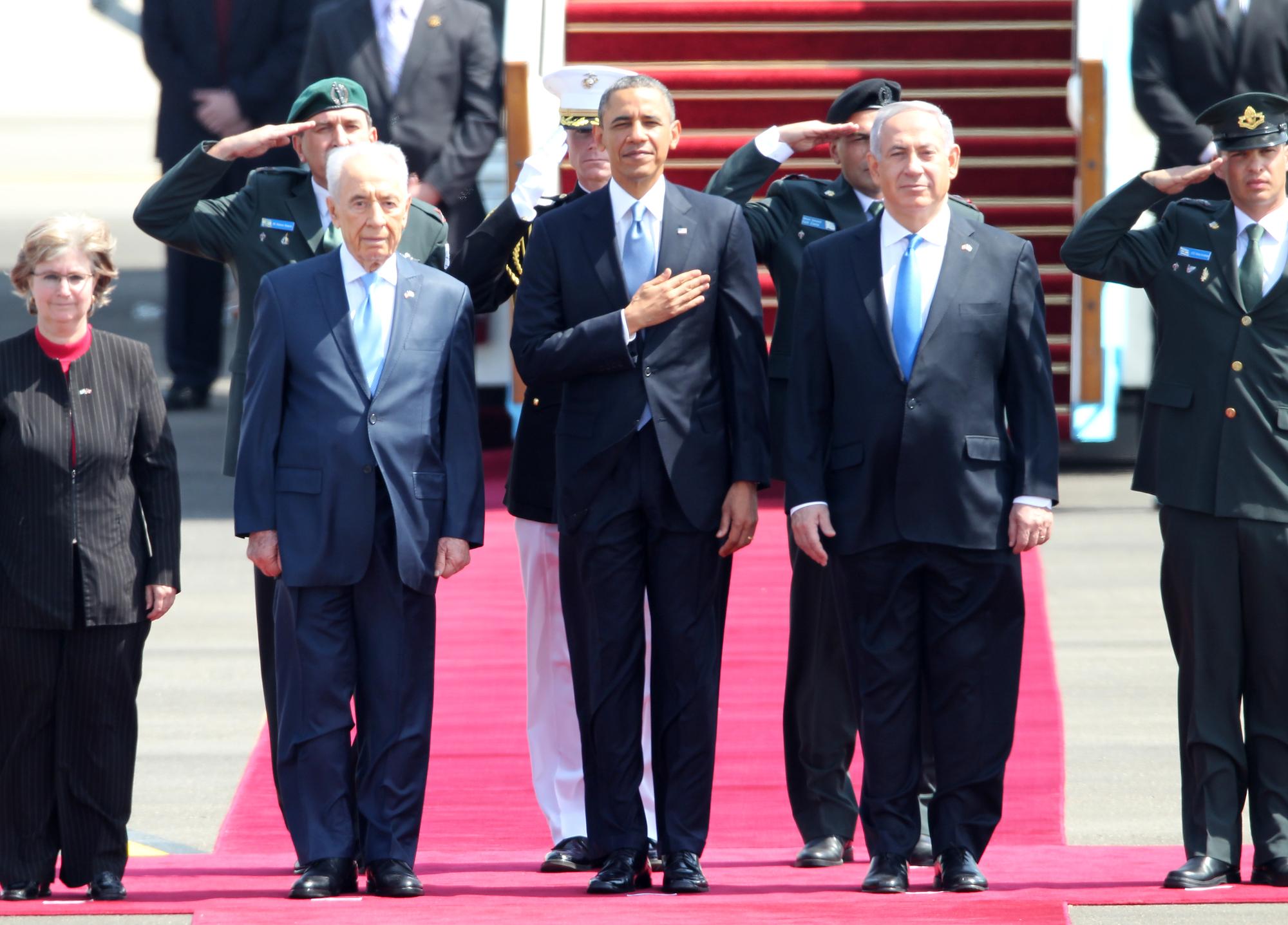 Barack Obama entouré du Premier ministre israélien Benjamin Netanyahu (droite) et du président Shimon Peres (gauche). [Jack Guez]