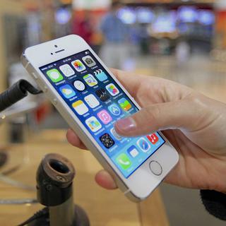 Un client examine un IPhone 5S dans un magasin américain le 20 septembre 2013. [Nati Harnik]