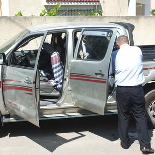 La police tunisienne examine la voiture de Mohamed Brahmi, tué par balles. [AP Photo/Amine Landoulsi)]