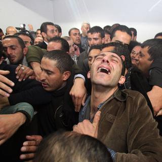 Des proches du détenu palestinien mort dans une prison israélienne, pleurent son décès. [Hazem Bader]