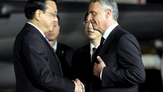 Le Premier ministre chinois Li Kegiang accueilli par le conseiller fédéral Didier Burkhalter. [EPA/Walter Bieri]