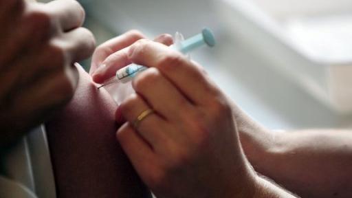 Une personne se fait vacciner contre la grippe