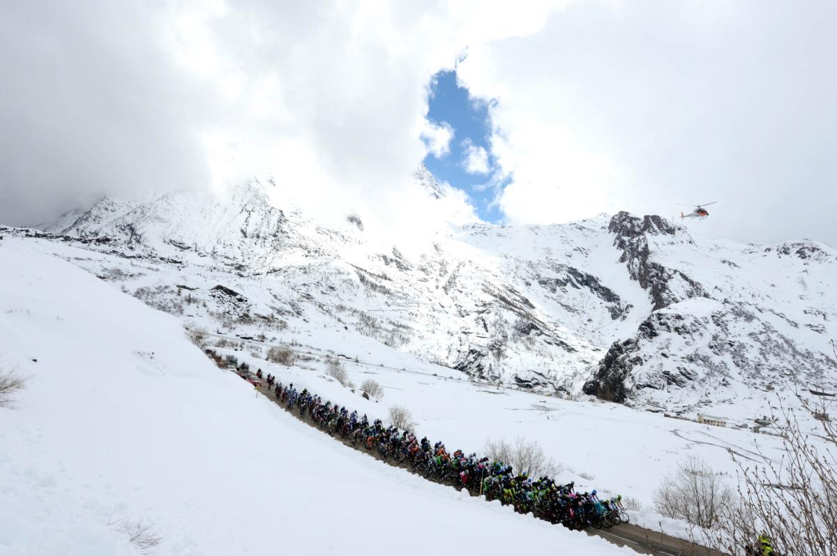 Les coureurs ont retrouvé la neige lors de leur ascension du col du Galibier. [EQ Images - Sirotti]