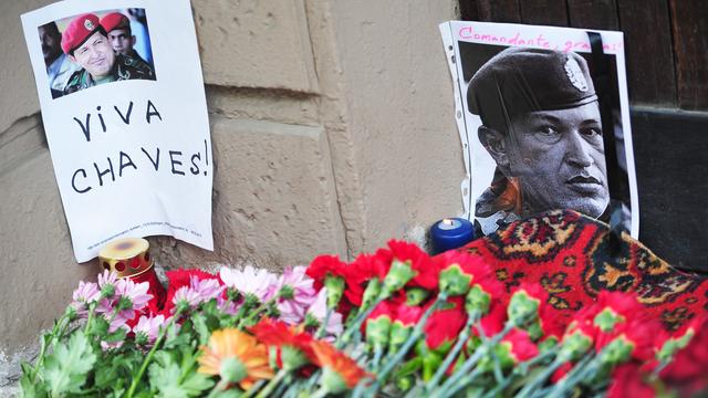 Des portraits d'Hugo Chavez et des fleurs déposées près de l'ambassade vénézuelienne à Moscou.