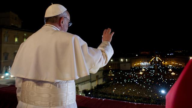 Première apparition du Pape François sur la place Saint-Pierre après son élection par le conclave le 13 mars 2013. [Osservatore Romano]