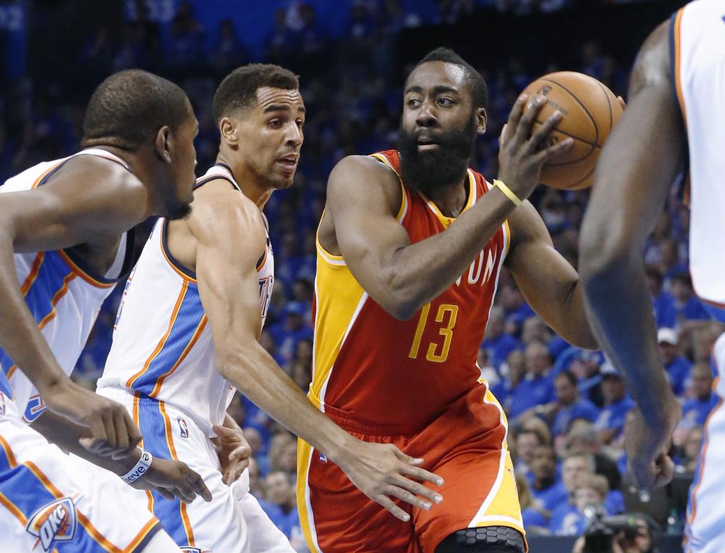 James Harden (13) a mis Sefolosha dans ses petits souliers. [KEYSTONE - Sue Ogrocki]