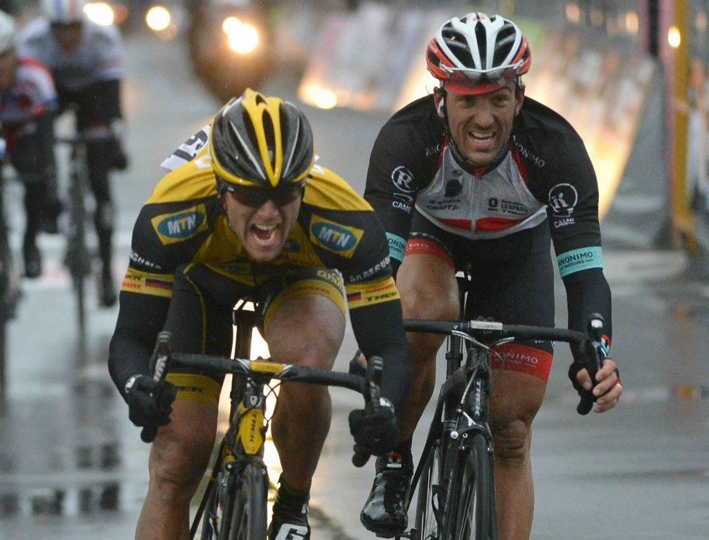 Cancellara regarde Ciolek filer vers la victoire lors du sprint. [KEYSTONE - LUCA ZENNARO]