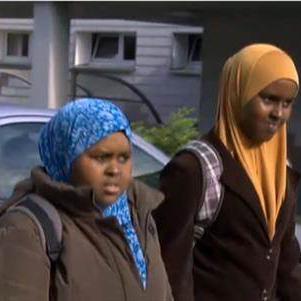 Les deux jeunes Somaliennes renvoyées de l'école primaire d'Au-Heerbrugg (SG) pour avoir porté le voile islamique peuvent réintégrer leur classe mardi. [srf.ch]