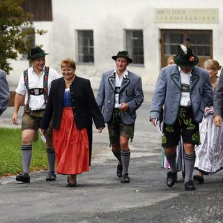 Citoyens en costume traditionnel lors d'un scrutin régional bavarois en 2013. [Michael Dalder]