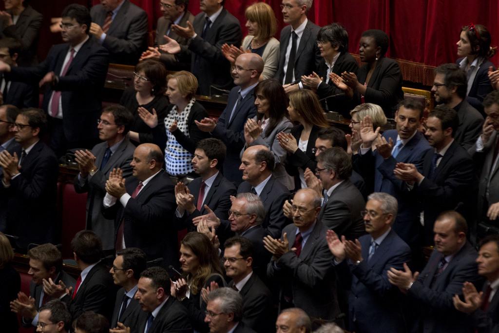 Les grands électeurs se sont levés pour applaudir la réélection de Giorgio Napolitano. [KEYSTONE - AP Photo/Andrew Medichini]