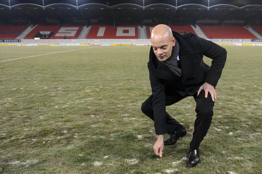 L'arbitre Sébastien Pache constate le mauvais état de la pelouse de Tourbillon. [KEYSTONE - Laurent Gillieron]