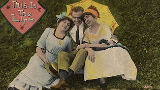 Ménage à trois. [Wikimedia, carte postale, 1910c]